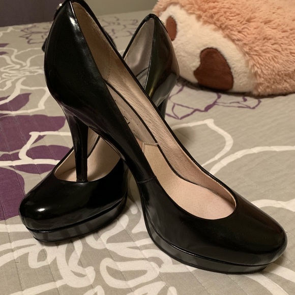 Shoes - Picture 2 of 8